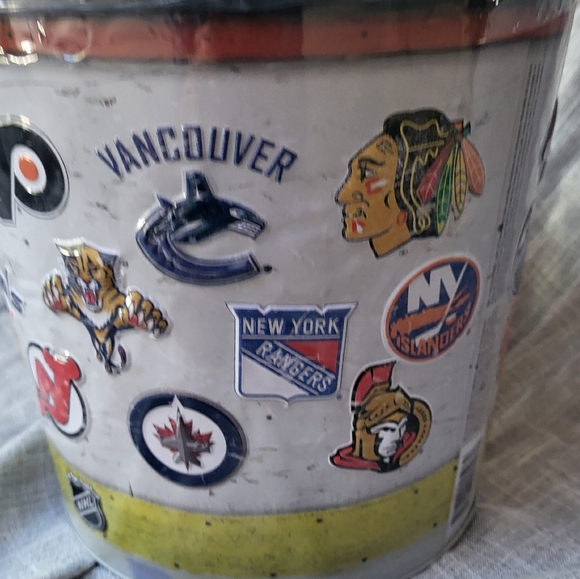 RETRO with package NHL Popcorn Can Tin with 30 Embossed Teams. 2014. Collectible - Picture 2 of 6